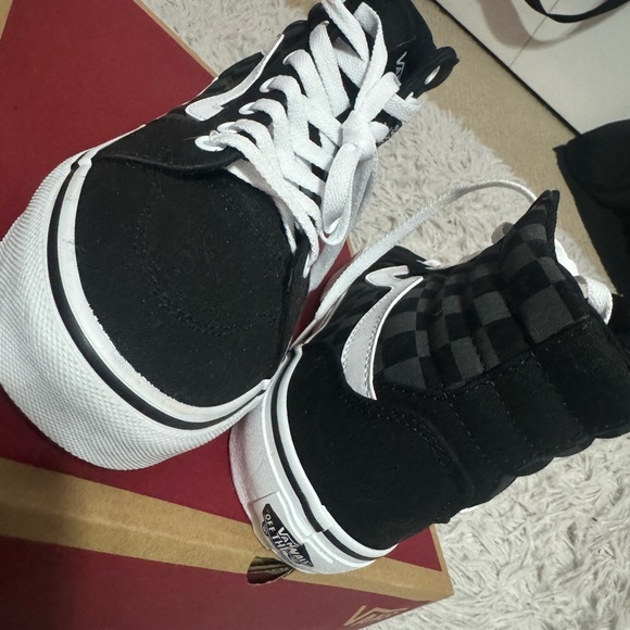 Hi-Top Rose and Checkered Vans- New without box - Picture 4 of 5